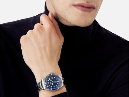 Montblanc 1858 Iced Sea Automatic Date blau Metallband – Herrenuhren Uhr mit Datum aus Edelstahl und Keramik. Das Gehäuse ist rund und silber. Das Edelstahlarmband ist silber. Das Zifferblatt ist arabisch Index und blau. – Ansicht 6