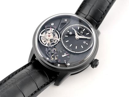 Maurice Lacroix Masterpiece Gravity Limited Edition Automatik Edelstahl 43mm schwarz Lederband MP6118-PVB01-330 Full Set Occasion Neu – Herrenuhren Uhr ohne Datum aus Edelstahl und PVD beschichtet. Das Gehäuse ist rund und schwarz. Das Lederarmband Kroko / Alligator ist schwarz. Das Zifferblatt ist ein Index in schwarz. – Ansicht 4