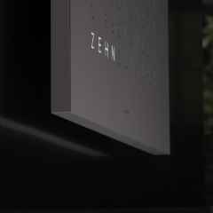 Qlocktwo Earth 45 Grey Pepper Monochrome Edition – Großuhren Wanduhr aus . Das Gehäuse ist quadratisch und weiß. Das Zifferblatt ist digital und grau. – Ansicht 3