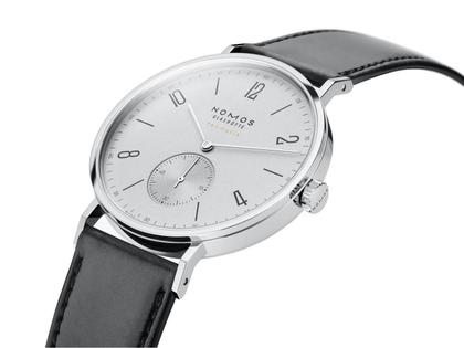 Nomos Glashütte Tangente 39 neomatik Platingrau Automatik 39mm silberfarbenes Zifferblatt schwarzes Lederband Glasboden – Herrenuhren Uhr ohne Datum aus Edelstahl. Das Gehäuse ist rund und silber. Das Lederarmband ist schwarz. Das Zifferblatt ist arabisch Index und grau. – Ansicht 3