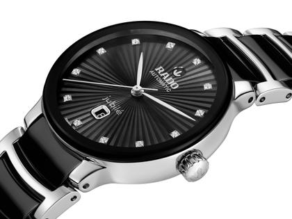 Rado Centrix Diamonds Automatik Edelstahl Roségold-PVD 30,5mm schwarzes Zifferblatt mit Brillanten Metallband – Damenuhren Uhr mit Datum aus Edelstahl und Keramik. Das Gehäuse ist rund und silber. Das Keramikarmband ist schwarz. Das Zifferblatt ist ein Index in schwarz. – Ansicht 2