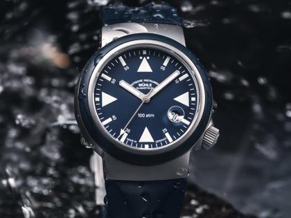 Mühle Glashütte S.A.R. Rescue-Timer Nautikblau Automatik Edelstahl 42mm blaues Zifferblatt blaues Kautschukband – Herrenuhren Uhr mit Datum aus Edelstahl und Kautschuk. Das Gehäuse ist rund und silber. Das Kautschuk / Kunststoff / Silikon Armband ist blau. Das Zifferblatt ist ein Index in blau. – Ansicht 2