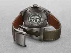 Oris Big Crown ProPilot Day Date TLP Limited Edition Automatik Edelstahl 44mm grünes Zifferblatt grünes Textilband – Herrenuhren Uhr mit Datum aus Edelstahl und PVD beschichtet. Das Gehäuse ist rund und anthrazit. Das Textilarmband ist grün. Das Zifferblatt ist arabisch und grün. – Ansicht 2