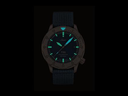 Sinn Spezialuhren T50 GOLDBRONZE B Limited Edition Automatik Bronze 41mm blaues Zifferblatt blaues Textilband – Herrenuhren Uhr mit Datum aus Bronze und Titan. Das Gehäuse ist rund und bronze. Das Textilarmband ist blau. Das Zifferblatt ist ein Index in blau. – Ansicht 4