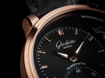 Glashütte Original PanoMaticLunar Automatik Rotgold 40mm schwarzes Zifferblatt schwarzes Lederband – Herrenuhren Uhr mit Datum aus 750 Rotgold. Das Gehäuse ist rund und roségold. Das Lederarmband Kroko / Alligator ist schwarz. Das Zifferblatt ist ein Index in schwarz. – Ansicht 3