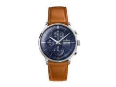 Junghans Meister Chronoscope Automatik Edelstahl 40mm blaues Zifferblatt braunes Lederband – Herrenuhren Chronograph aus Edelstahl. Das Gehäuse ist rund und silber. Das Lederarmband ist braun. Das Zifferblatt ist ein Index in blau.