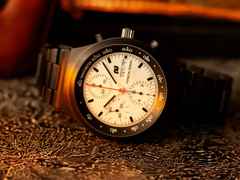 Porsche Design Chronograph 1 - F.A.T. 2025 Edition – Herrenuhren Chronograph aus Titan und Titancarbid beschichtet. Das Gehäuse ist rund und schwarz. Das Titanarmband ist schwarz. Das Zifferblatt ist ein Index in weiß. – Ansicht 13
