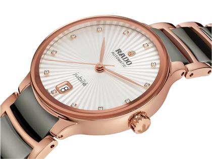 Rado Centrix Diamonds Automatik Edelstahl Roségold-PVD 35mm weißes Zifferblatt mit Brillanten Metallband – Damenuhren Uhr mit Datum aus Edelstahl, Keramik und PVD beschichtet. Das Gehäuse ist rund und roségold. Das Keramikarmband ist grau. Das Zifferblatt ist ein Index in weiß. – Ansicht 2