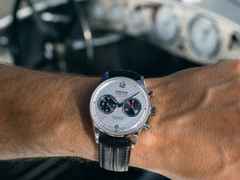 Union Glashütte Noramis Chronograph Sachsen Classic 2025 Limited Edition Automatik Edelstahl 42mm silberfarbenes Zifferblatt schwarzes Lederband – Herrenuhren Chronograph aus Edelstahl und Leder. Das Gehäuse ist rund und silber. Das Lederarmband ist schwarz. Das Zifferblatt ist arabisch Index und silber. – Ansicht 9