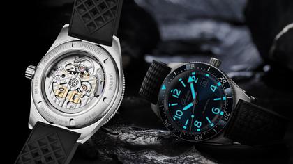 Glashütte Original SeaQ Automatik Edelstahl 40mm schwarzes Zifferblatt schwarzes Kautschukband mit Glasboden – Herrenuhren Uhr mit Datum aus Edelstahl und Keramik. Das Gehäuse ist rund und silber. Das Kautschuk / Kunststoff / Silikon Armband ist schwarz. Das Zifferblatt ist arabisch Index und schwarz. – Ansicht 2