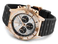 Breitling Chronomat B01 42 Automatik Rotgold silbernes Zifferblatt mit Brillanten 1,30ct schwarzes Kautschukband – Herrenuhren Chronograph aus 750 Rotgold und Kautschuk. Das Gehäuse ist rund und roségold. Das Kautschuk / Kunststoff / Silikon Armband ist schwarz. Das Zifferblatt ist ein Index in silber. – Ansicht 3