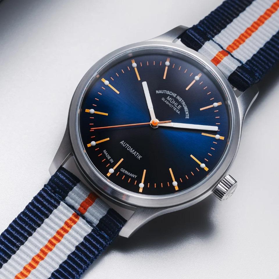 Mühle Glashütte Panova Blau Automatik Edelstahl 40mm blau-weißes Textilband – Herrenuhren Uhr ohne Datum aus Edelstahl und Leder. Das Gehäuse ist rund und silber. Das Textilarmband ist blau. Das Zifferblatt ist ein Index in blau. – Ansicht 2