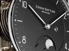 Erwin Sattler Seilzug Regulator Wanduhr Opus PM 70 II S schwarzes Zifferblatt Limited Edition – Großuhren Wanduhr aus Holz. Das Gehäuse ist rechteckig und schwarz. Das Zifferblatt ist arabisch Index und schwarz. – Ansicht 4