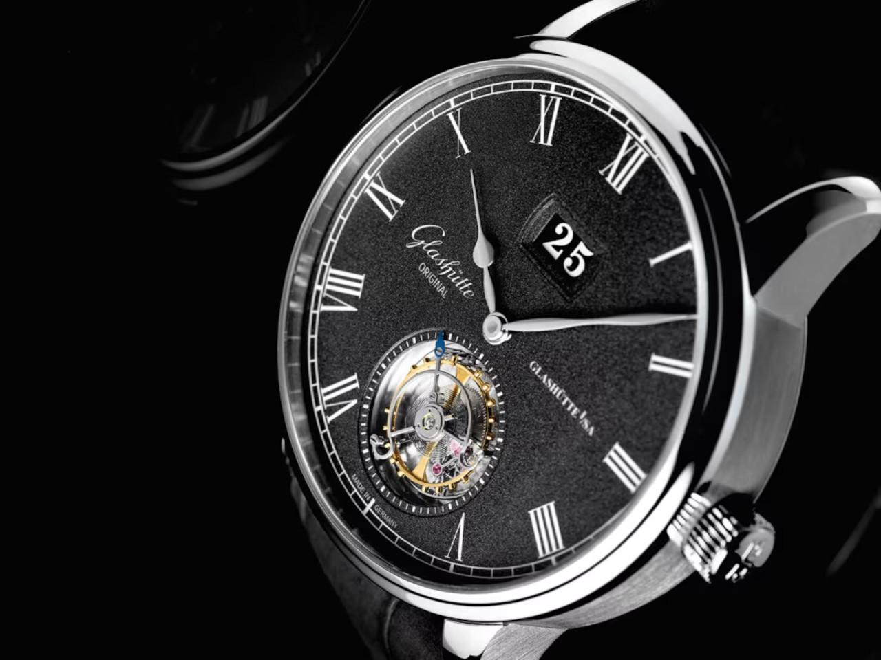 Glashütte Original Senator Tourbillon Automatik Weißgold 42mm schwarzes Zifferblatt graues Lederband – Herrenuhren Uhr mit Datum aus 750 Weißgold. Das Gehäuse ist rund und silber. Das Lederarmband Kroko / Alligator ist grau. Das Zifferblatt ist römisch und grau. – Ansicht 2