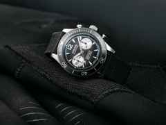 Union Glashütte Noramis Chronograph Sport Automatik Edelstahl 43mm graues Zifferblatt schwarzes Textilband – Herrenuhren Chronograph aus Edelstahl und Keramik. Das Gehäuse ist rund und silber. Das Textilarmband ist schwarz. Das Zifferblatt ist arabisch Index und anthrazit. – Ansicht 4