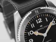 Hamilton Khaki Field Expedition Automatik Edelstahl 41mm schwarzes Zifferblatt graues Textilband – Herrenuhren Uhr ohne Datum aus Edelstahl. Das Gehäuse ist rund und silber. Das Textilarmband ist grau. Das Zifferblatt ist ein Index in schwarz. – Ansicht 5