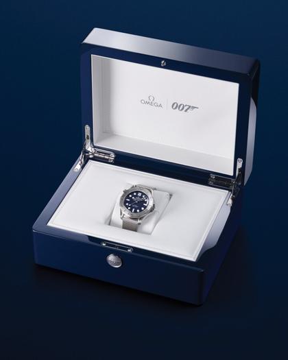 Omega Seamaster Diver 300M  Automatik Edelstahl 42mm James Bond Edition blaues Zifferblatt Metallband – Herrenuhren Uhr ohne Datum aus Edelstahl und Keramik. Das Gehäuse ist rund und silber. Das Edelstahlarmband ist silber. Das Zifferblatt ist ein Index in blau. – Ansicht 10