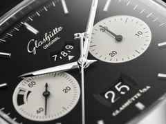 Glashütte Original Seventies Chronograph XV Limited Edition Automatik Edelstahl 40mm schwarzes Zifferblatt Metallband – Herrenuhren Chronograph aus 750 Weißgold und Edelstahl. Das Gehäuse ist quadratisch und silber. Das Edelstahlarmband ist silber. Das Zifferblatt ist ein Index in schwarz. – Ansicht 5