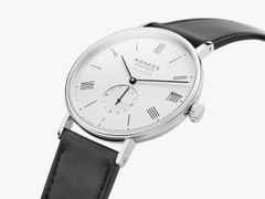 Nomos Glashütte Ludwig Neomatik 41 Datum 75 Jahre Grundgesetz Automatik Edelstahl 41mm weißes Zifferblatt schwarzes Lederband limitiert – Herrenuhren Uhr mit Datum aus Edelstahl und Leder. Das Gehäuse ist rund und silber. Das Lederarmband ist schwarz. Das Zifferblatt ist römisch Index und weiß. – Ansicht 3