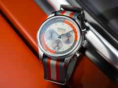 Union Glashütte Belisar Chronograph Silvretta Classic 2025 Limitierte Edition Automatik Edelstahl 44mm beiges Zifferblatt Metallband und graues Lederband – Herrenuhren Chronograph aus Edelstahl und Leder. Das Gehäuse ist rund und silber. Das Lederarmband ist grau. Das Zifferblatt ist arabisch Index und beige. – Ansicht 4