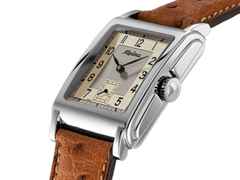 Alpina Alpiner Heritage Carrée Automatic 140 Years Edelstahl 32,5x39mm beiges Zifferblatt braunes Lederband – Herrenuhren Uhr ohne Datum aus Edelstahl und Leder. Das Gehäuse ist rechteckig und silber. Das Lederarmband Strauß ist braun. Das Zifferblatt ist arabisch und beige. – Ansicht 2