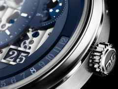 Glashütte Original PanoMaticCalendar Automatik Platin 42mm skelettiertes Zifferblatt blaues Lederband limitiert – Herrenuhren Uhr mit Kalender aus 750 Weißgold, 950 Platin und Leder. Das Gehäuse ist rund und silber. Das Lederarmband Kroko / Alligator ist blau. Das Zifferblatt ist ein Index in blau. – Ansicht 3