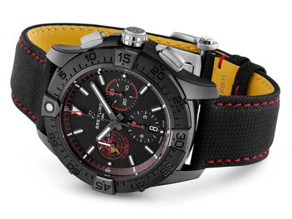 Breitling Avenger B01 Chronograph 44 Night Mission USN Dust Devils Automatik Keramik schwarzes Zifferblatt schwarzes Lederband – Herrenuhren Chronograph aus Carbon und Titan. Das Gehäuse ist rund und schwarz. Das Lederarmband ist anthrazit. Das Zifferblatt ist ein Index in schwarz. – Ansicht 4