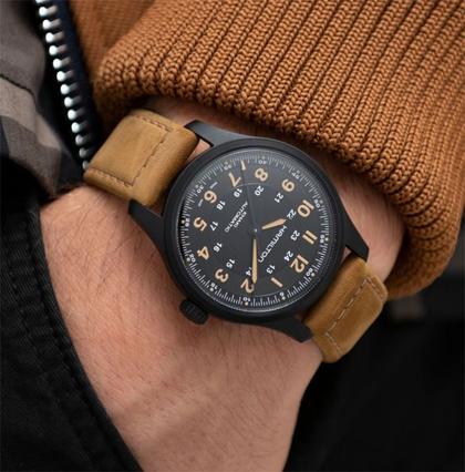 Hamilton Khaki Field Titanium Auto Titan 42mm schwarzes Zifferblatt braunes Lederband – Herrenuhren Uhr ohne Datum aus Titan. Das Gehäuse ist rund und schwarz. Das Lederarmband ist braun. Das Zifferblatt ist arabisch Index und schwarz. – Ansicht 2