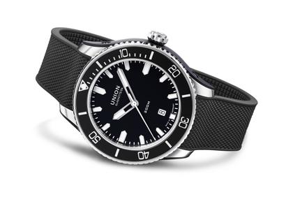 Union Glashütte Belisar  Datum Sport Automatik Edelstahl 45mm schwarzes Zifferblatt schwarzes Kautschukband – Herrenuhren Uhr mit Datum aus Edelstahl. Das Gehäuse ist rund und silber. Das Kautschuk / Kunststoff / Silikon Armband ist schwarz. Das Zifferblatt ist ein Index in schwarz. – Ansicht 4