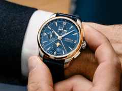 Union Glashütte Belisar Chronograph Mondphase Automatik Edelstahl 42mm blaues Zifferblatt blaues Lederband – Herrenuhren Chronograph aus 750 Rotgold, Edelstahl und Leder. Das Gehäuse ist rund und silber. Das Lederarmband ist blau. Das Zifferblatt ist arabisch Index und blau. – Ansicht 5
