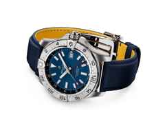 Breitling Avenger GMT 44 Automatik Edelstahl blaues Zifferblatt dunkelblaues Lederband – Herrenuhren Uhr mit Datum aus Edelstahl und Leder. Das Gehäuse ist rund und silber. Das Lederarmband ist blau. Das Zifferblatt ist ein Index in blau. – Ansicht 3