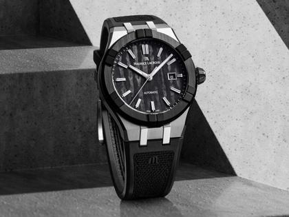 Maurice Lacroix AIKON-IC Automatik Edelstahl 43mm Carbon-Zifferblatt schwarzes Kautschukband – Herrenuhren Uhr mit Datum aus Carbon, Edelstahl, Kautschuk, Keramik und Leder. Das Gehäuse ist rund und silber. Das Kautschuk / Kunststoff / Silikon Armband ist schwarz. Das Zifferblatt ist ein Index in schwarz. – Ansicht 2