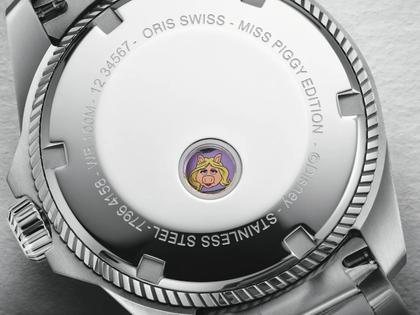 Oris Pro Pilot X Miss Piggy Edition Automatik Edelstahl 34mm pinkes Zifferblatt Metallband – Damenuhren Uhr ohne Datum aus Edelstahl. Das Gehäuse ist rund und silber. Das Edelstahlarmband ist silber. Das Zifferblatt ist ein Index in pink. – Ansicht 6