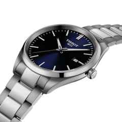 Tissot PR 100 Quarz Edelstahl 40mm blaues Zifferblatt Metallband – Herrenuhren Uhr mit Datum aus Edelstahl. Das Gehäuse ist rund und silber. Das Edelstahlarmband ist silber. Das Zifferblatt ist ein Index in blau. – Ansicht 2
