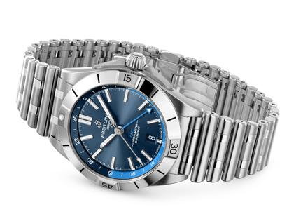 Breitling Chronomat Automatic GMT 40 Sylt Edition Edelstahl blaues Zifferblatt Metallband – Herrenuhren Uhr mit Datum aus Edelstahl. Das Gehäuse ist rund und silber. Das Edelstahlarmband ist silber. Das Zifferblatt ist ein Index in blau. – Ansicht 3