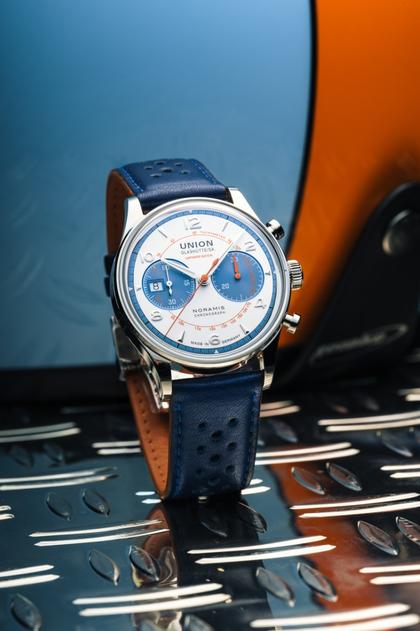 Union Glashütte Noramis Chronograph Sachsen Classic 2024 Limited Edition Automatik Edelstahl 42mm beiges Zifferblatt blaues Lederband – Herrenuhren Chronograph aus Edelstahl und Leder. Das Gehäuse ist rund und silber. Das Lederarmband ist blau. Das Zifferblatt ist arabisch Index und beige. – Ansicht 10