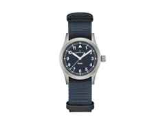 Hamilton Khaki Field Quartz Edelstahl 33mm blaues Zifferblatt blaues NATO-Textilband – Damenuhren Uhr ohne Datum aus Edelstahl. Das Gehäuse ist rund und grau. Das Textilarmband ist blau. Das Zifferblatt ist ein Index in blau.