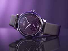 Union Glashütte 1893 Johannes Dürrstein Edition Kleine Sekunde Automatik Edelstahl 34mm violettes Zifferblatt graues Lederband – Damenuhren Uhr mit Datum aus Edelstahl und Leder. Das Gehäuse ist rund und silber. Das Lederarmband ist grau. Das Zifferblatt ist ein Index in lila. – Ansicht 2