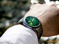 H. Moser & Cie. Streamliner Centre Seconds Matrix Green Automatic Edelstahl 40mm grünes Zifferblatt Metallband – Herrenuhren Uhr ohne Datum aus Edelstahl. Das Gehäuse ist rund und silber. Das Edelstahlarmband ist silber. Das Zifferblatt ist ein Index in grün. – Ansicht 5