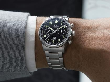 Glashütte Original Senator Chronograph Navigator Automatik Edelstahl 41mm schwarzes Zifferblatt Metallband – Herrenuhren Chronograph aus Edelstahl. Das Gehäuse ist rund und silber. Das Edelstahlarmband ist silber. Das Zifferblatt ist arabisch und schwarz. – Ansicht 9