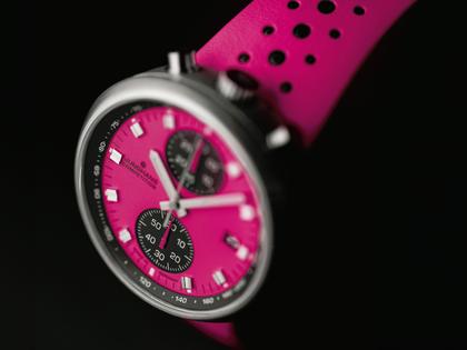 Junghans 1972 Competition Pink Edition Automatik Edelstahl 43mm pinkes Zifferblatt pinkes Lederband – Herrenuhren Chronograph aus Edelstahl und Leder. Das Gehäuse ist oval und silber. Das Lederarmband ist pink. Das Zifferblatt ist ein Index in pink. – Ansicht 2