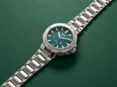 Oris X Bracenet Aquis Date Automatik 36,5mm Edelstahl grünes Zifferblatt Metallband – Damenuhren Uhr mit Datum aus Edelstahl. Das Gehäuse ist rund und silber. Das Edelstahlarmband ist silber. Das Zifferblatt ist ein Index in grün. – Ansicht 2