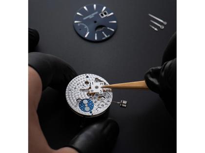 Frederique Constant Manufacture Classic Power Reserve Big Date Automatik Edelstahl 40mm blaues Zifferblatt blaues Lederband – Herrenuhren Uhr mit Datum aus Edelstahl und Leder. Das Gehäuse ist rund und silber. Das Lederarmband Kroko / Alligator ist blau. Das Zifferblatt ist ein Index in blau. – Ansicht 3