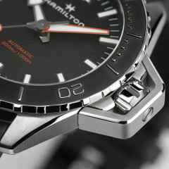 Hamilton Khaki Navy Frogman Automatik Edelstahl 46mm schwarzes Zifferblatt Kautschukband – Herrenuhren Uhr ohne Datum aus Edelstahl und Kautschuk. Das Gehäuse ist rund und silber. Das Kautschuk / Kunststoff / Silikon Armband ist schwarz. Das Zifferblatt ist arabisch Index und schwarz. – Ansicht 4