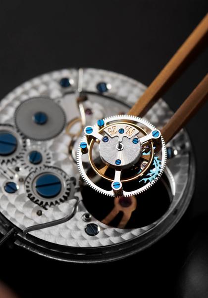Frederique Constant Classic Tourbillon Manufacture Limited Edition Automatik Roségold 39mm dunkles Zifferblatt braunes Lederband – Herrenuhren Uhr ohne Datum aus 750 Rotgold. Das Gehäuse ist rund und roségold. Das Lederarmband Kroko / Alligator ist braun. Das Zifferblatt ist ein Index in grau. – Ansicht 4
