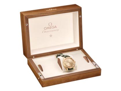 Omega Constellation Observatory Automatik Gelbgold 39mm goldenes Zifferblatt grünes Lederband – Herrenuhren Uhr ohne Datum aus 750 Gelbgold und Leder. Das Gehäuse ist rund und gelbgold. Das Lederarmband Kroko / Alligator ist grün. Das Zifferblatt ist ein Index in gelbgold. – Ansicht 4