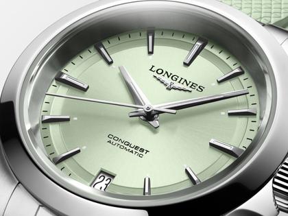 Longines Conquest Automatik Edelstahl 34mm grünes Zifferblatt grünes Kautschukband – Damenuhren Uhr mit Datum aus Edelstahl und Kautschuk. Das Gehäuse ist rund und silber. Das Kautschuk / Kunststoff / Silikon Armband ist grün. Das Zifferblatt ist ein Index in grün. – Ansicht 4