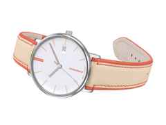 Junghans FORM Damen Quarz Edelstahl 34mm weißes Zifferblatt oranges Lederband – Damenuhren Uhr mit Datum aus Edelstahl. Das Gehäuse ist rund und silber. Das Lederarmband ist orange. Das Zifferblatt ist ein Index in weiß. – Ansicht 2