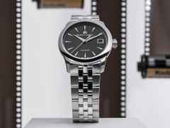 Maurice Lacroix 1975 Automatik Edelstahl 36mm schwarzes Zifferblatt Metallband – Herrenuhren Uhr mit Datum aus Edelstahl. Das Gehäuse ist rund und silber. Das Edelstahlarmband ist silber. Das Zifferblatt ist ein Index in schwarz. – Ansicht 2