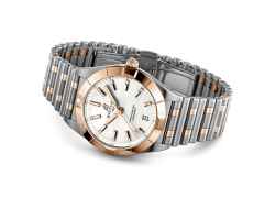 Breitling Chronomat 32 Quarz Edelstahl weißes Zifferblatt mit Brillanten zweifarbiges Metallband – Damenuhren Uhr mit Datum aus 750 Rotgold und Edelstahl. Das Gehäuse ist rund und roségold. Das Edelstahlarmband mit Gold ist silber-roségold. Das Zifferblatt ist ein Index in weiß. – Ansicht 2